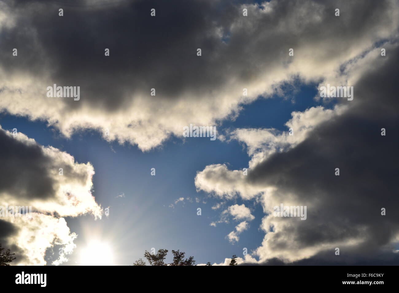 Sonne mit flauschigen Wolken Stockfoto