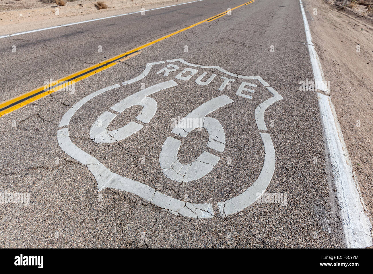 Alten Route 66 Zeichen auf gebrochene Pflaster. Stockfoto