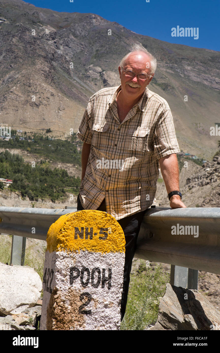 Indien, Himachal Pradesh, Kinnaur, Pooh, Toilette Humor, senior männlichen Tourist am lustigen Ort Namensschild Stockfoto