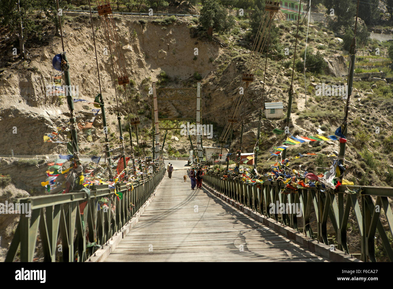 Akpa Khas, Menschen auf Fuß Überquerung Hängebrücke über Sutlej Fluß, Kinnaur, Himachal Pradesh, Indien Stockfoto