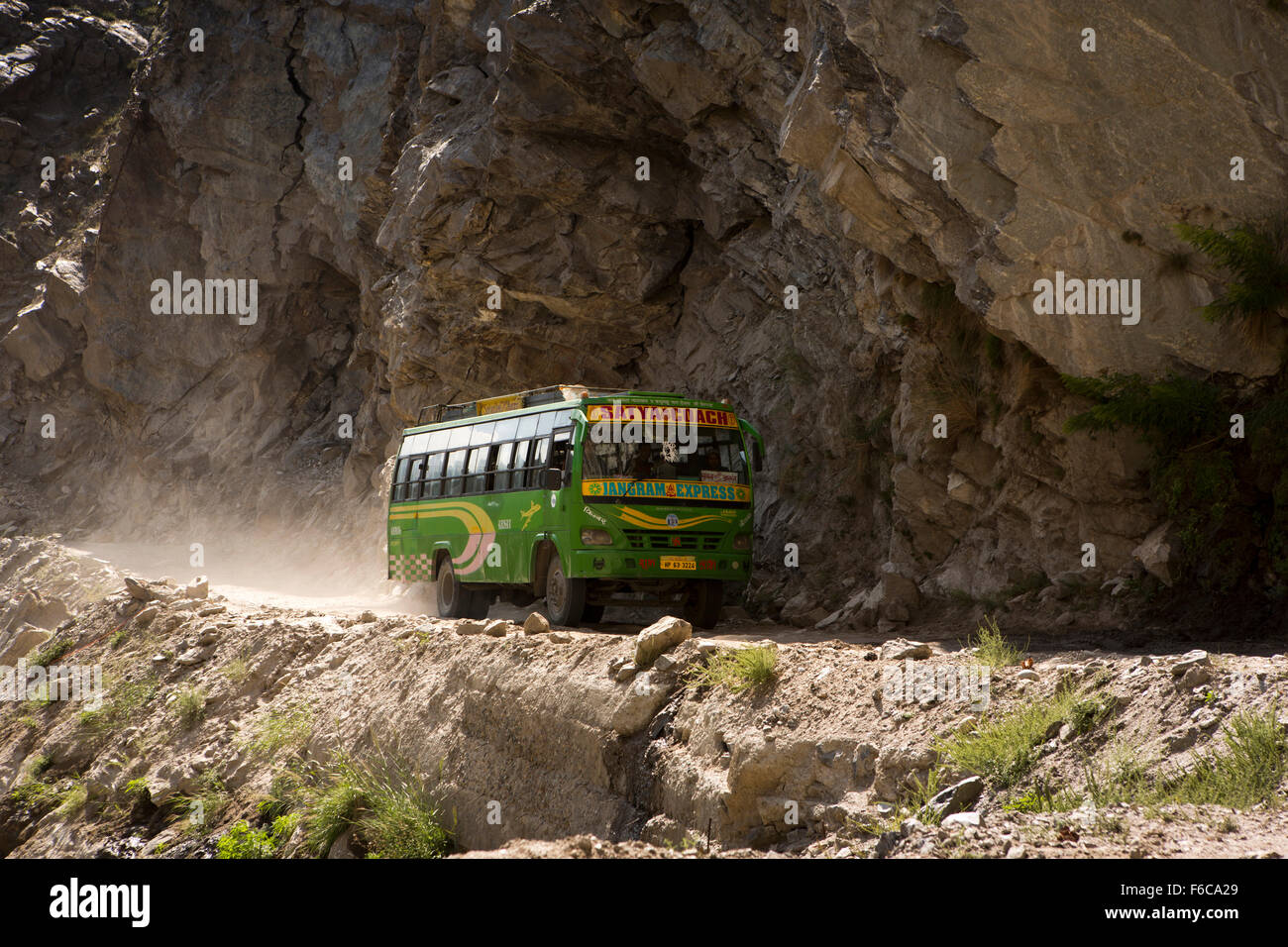 Akpa Khas, Satya Reisebus Beschleunigung auf staubigen Hindustan-Tibet Highway Bergstraße, Kinnaur, Himachal Pradesh, Indien Stockfoto