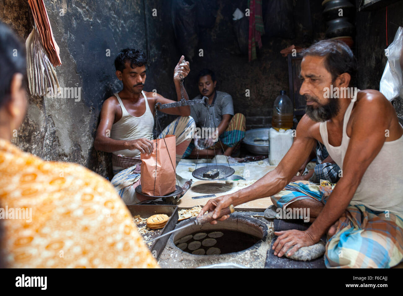 Dhaka, Bangladesch. 15. November 2015. Arbeiter der Bakarkhani in alten Dhaka am 15. November machen, 2015.Bakarkhani ist ein traditionelles Essen der Menschen in der alten Dhaka. Alten Dhaka ist ein Begriff verwendet, um die historische Altstadt von der modernen Hauptstadt Dhaka beziehen. Es wurde im Jahre 1608 als Jahangir Nagar, der Hauptstadt von Mughal Bengal gegründet. Bildnachweis: Zakir Hossain Chowdhury Zakir/Alamy Live-Nachrichten Stockfoto