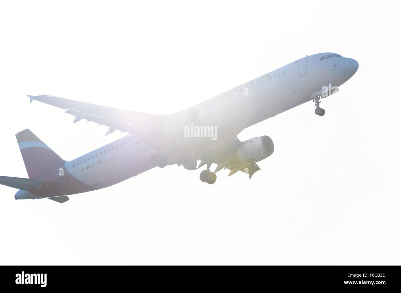 Natürliche Sonne Licht-Reflektionen über eine Flugzeug - Airbus A321 - 211 - des - Iberia - Fluggesellschaft. Es ist vom Flughafen Madrid auszuziehen. Stockfoto