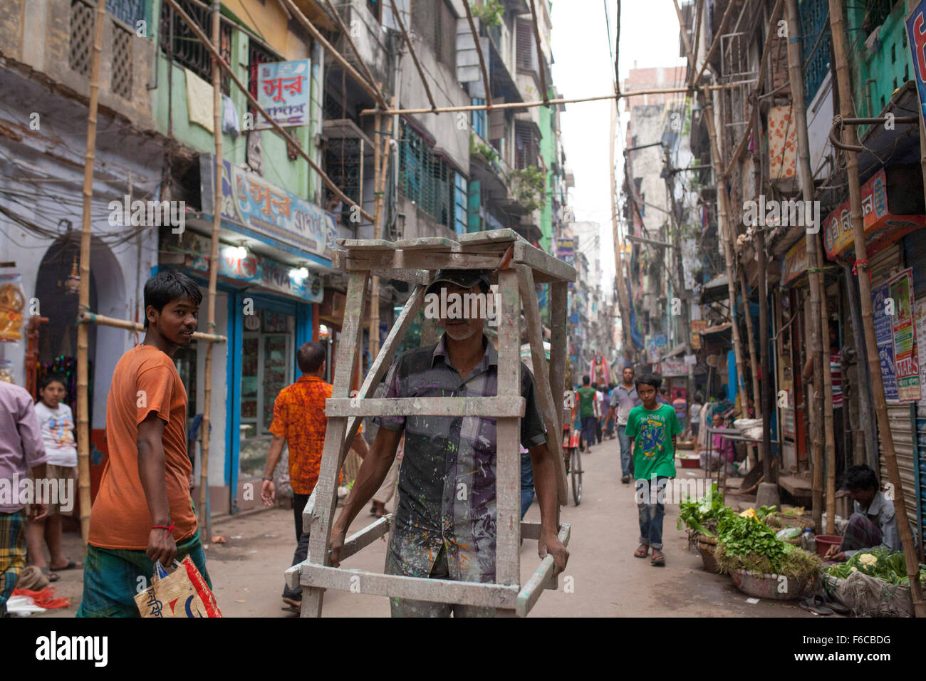 Dhaka, Bangladesch. 15. November 2015. Rue de Shakharibazar in alten Dhaka am 15. November 2015. Alten Dhaka ist ein Begriff verwendet, um die historische Altstadt von der modernen Hauptstadt Dhaka beziehen. Es wurde im Jahre 1608 als Jahangir Nagar, der Hauptstadt von Mughal Bengal gegründet. Bildnachweis: Zakir Hossain Chowdhury Zakir/Alamy Live-Nachrichten Stockfoto