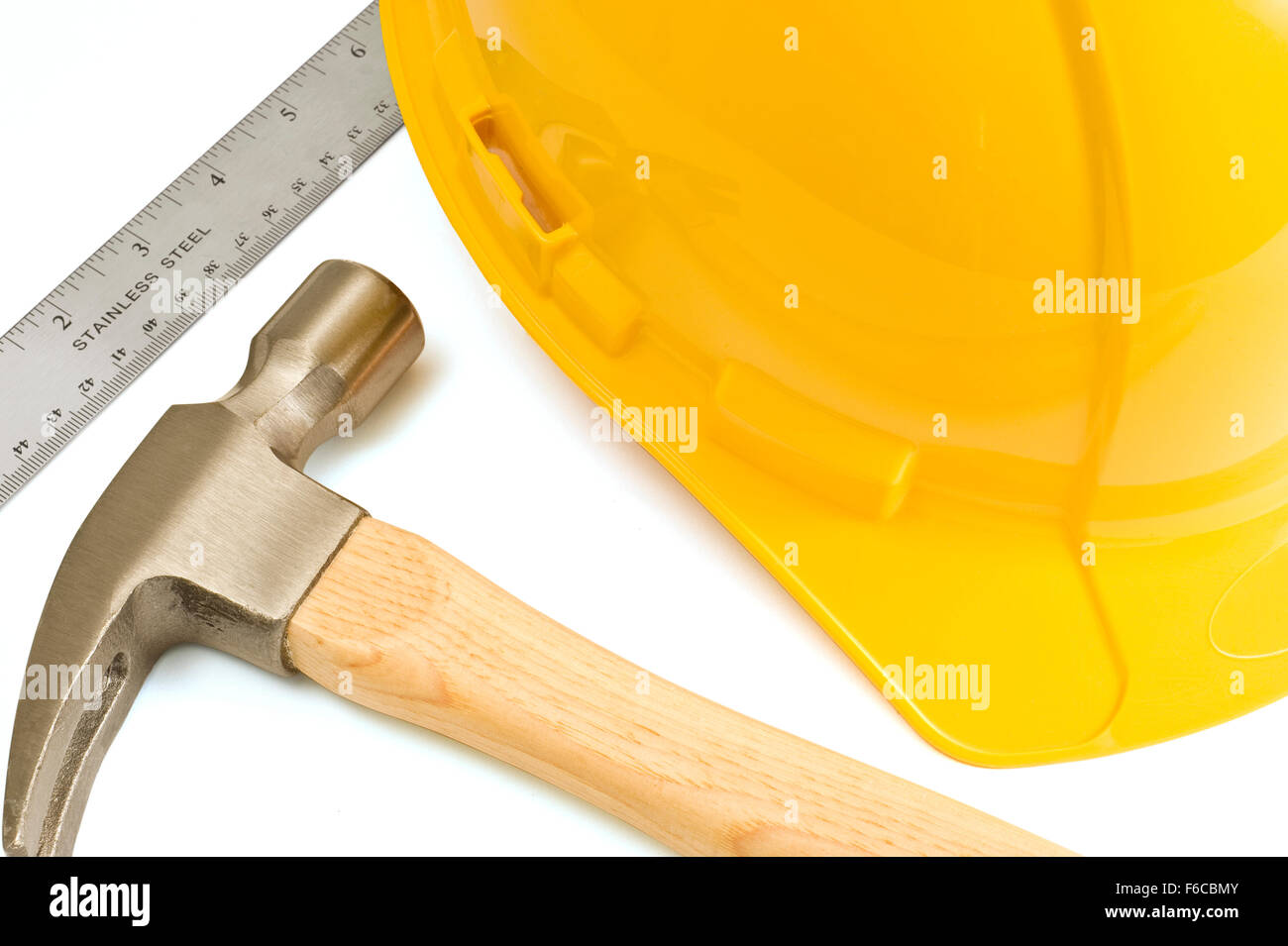 Bau Bild ein Metall-Lineal, einen Hammer und einen gelben Bauarbeiterhelm. Stockfoto
