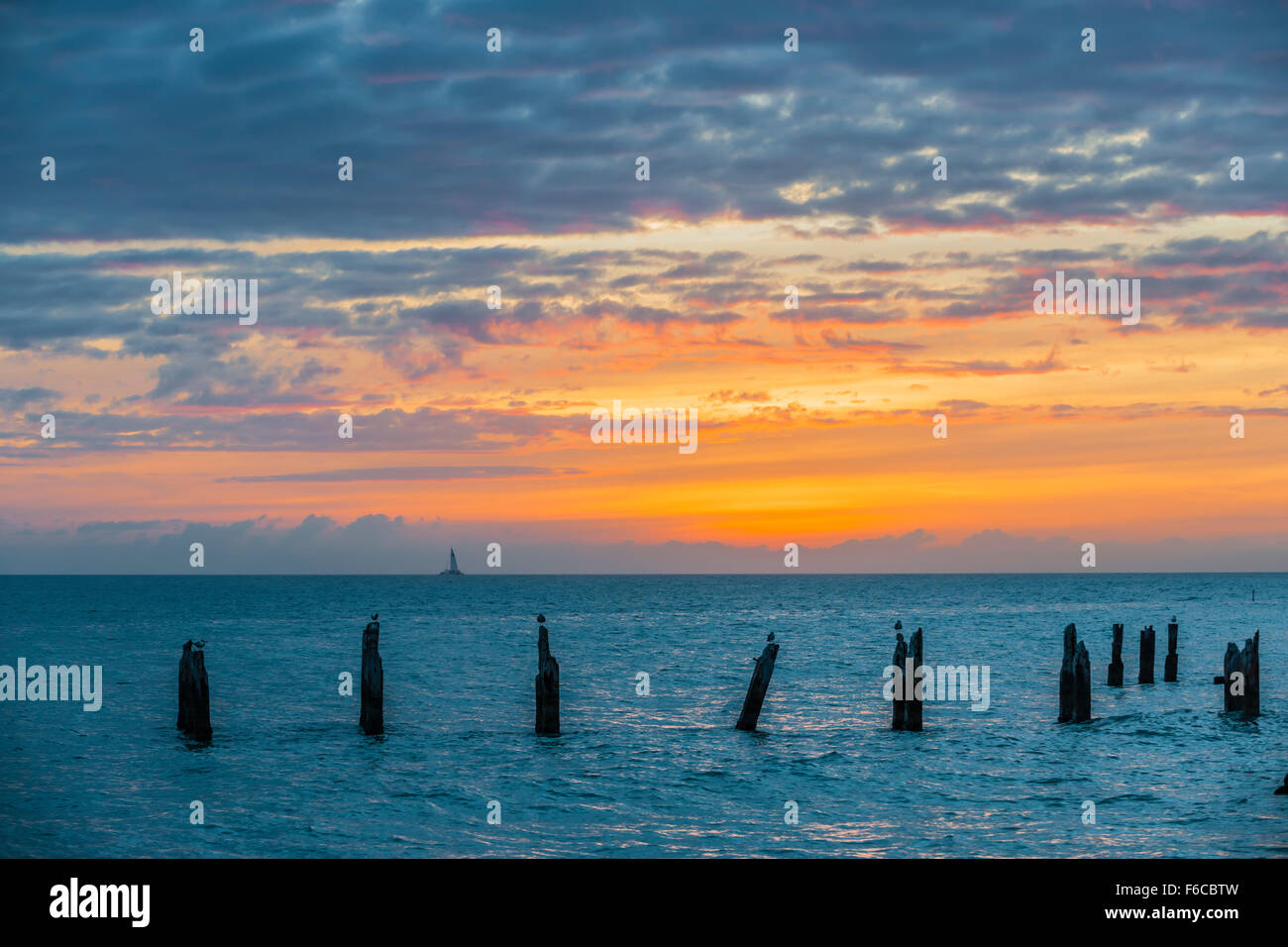 Sonnenuntergang über dem Golf von Mexiko türkise Wasser vom südlichsten Punkt in Key West, Florida angesehen. Stockfoto