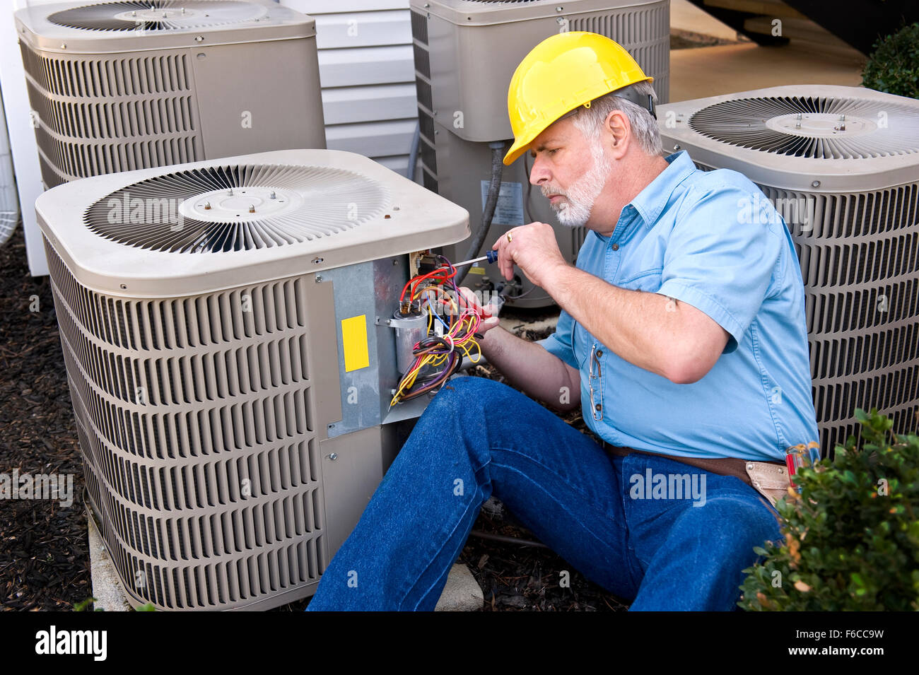 Mittleren Alters Klimaanlage Handwerker bei der Arbeit Stockfoto