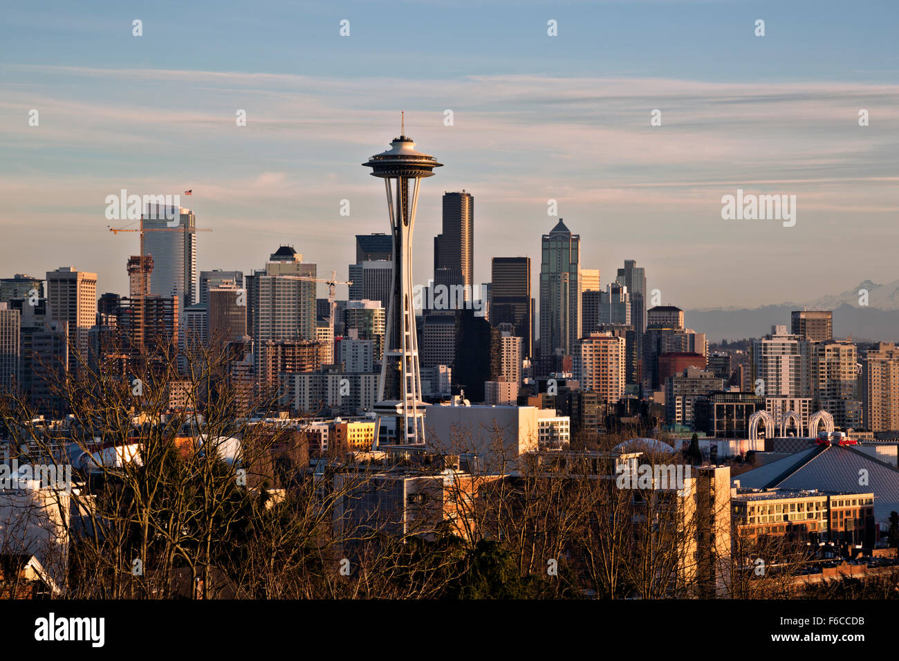 WA12031-00...WASHINGTON - am späten Nachmittag erhellt das Sonnenlicht die Space Needle und die Innenstadt von Seattle. 2015 Stockfoto