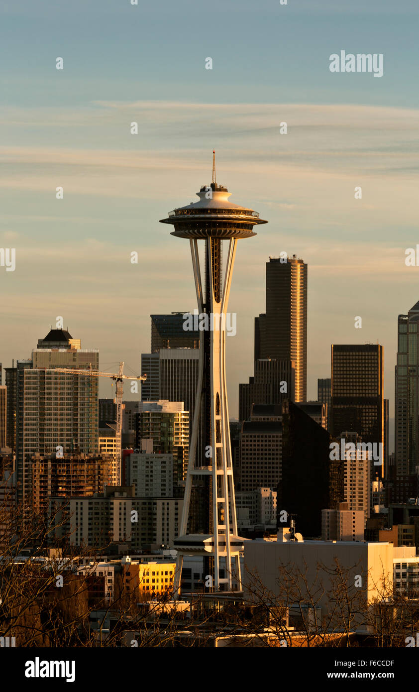 WA12032-00...WASHINGTON - am späten Nachmittag erhellt das Sonnenlicht die Space Needle und die Innenstadt von Seattle. 2015 Stockfoto