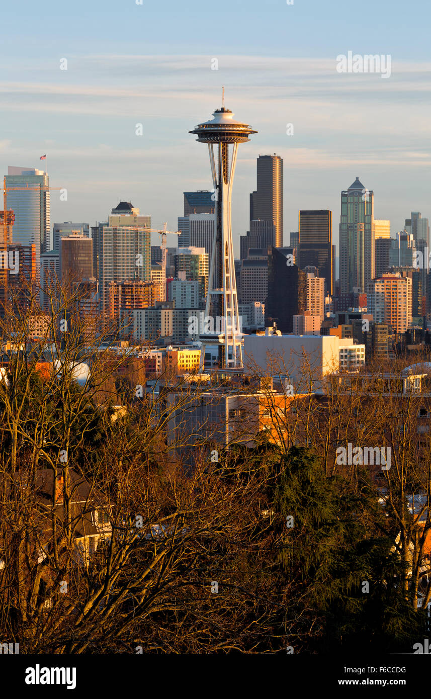 WA12035-00...WASHINGTON - am späten Nachmittag erhellt das Sonnenlicht die Space Needle und die Innenstadt von Seattle. 2015 Stockfoto