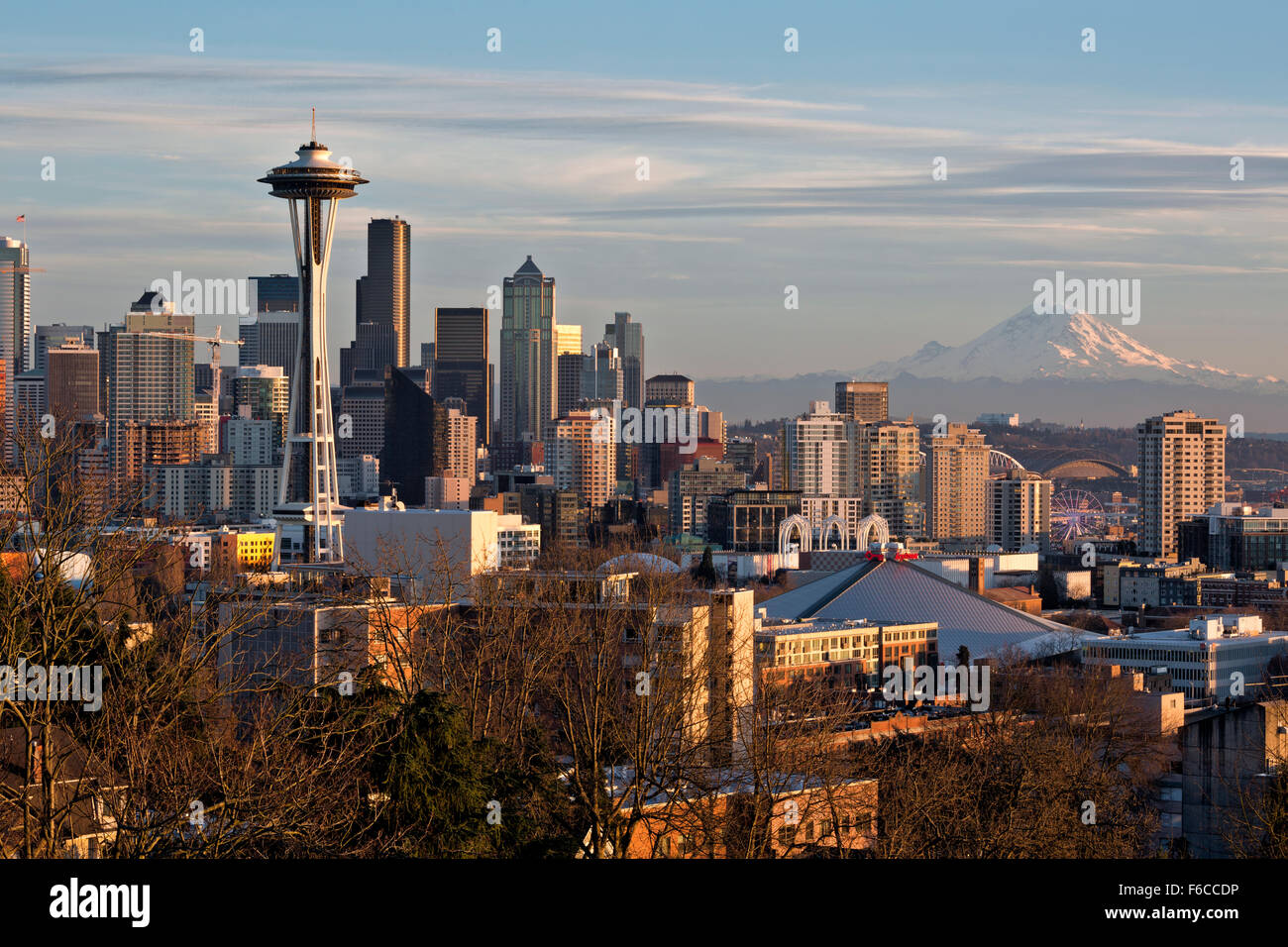 WA12037-00...WASHINGTON - am späten Nachmittag erhellt das Sonnenlicht die Space Needle und die Innenstadt von Seattle. 2015 Stockfoto