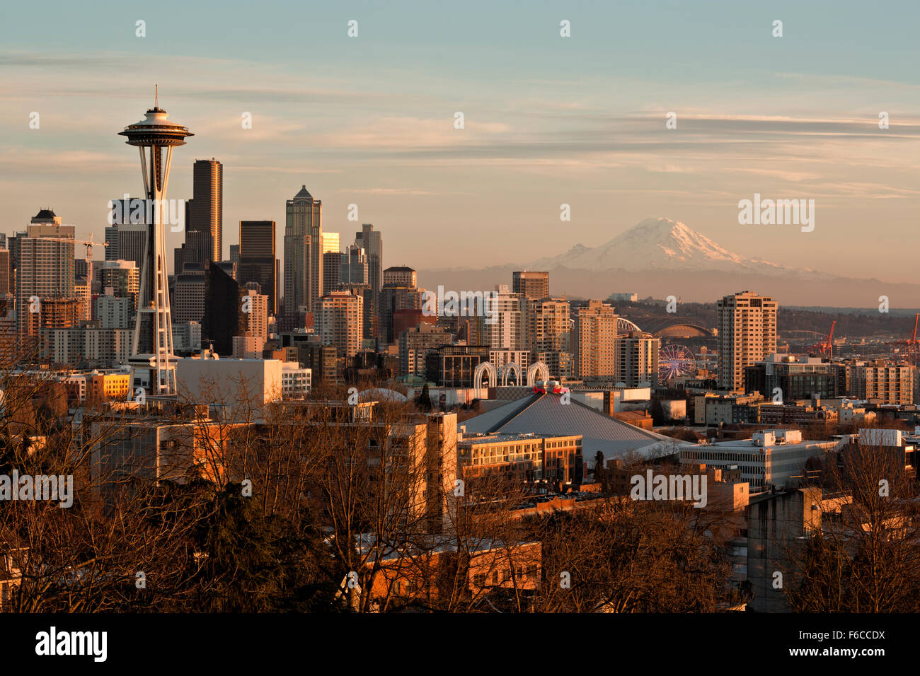 WA12039-00...WASHINGTON - am späten Nachmittag erhellt das Sonnenlicht die Space Needle, die Innenstadt von Seattle und den Mount Rainier. 2015 Stockfoto