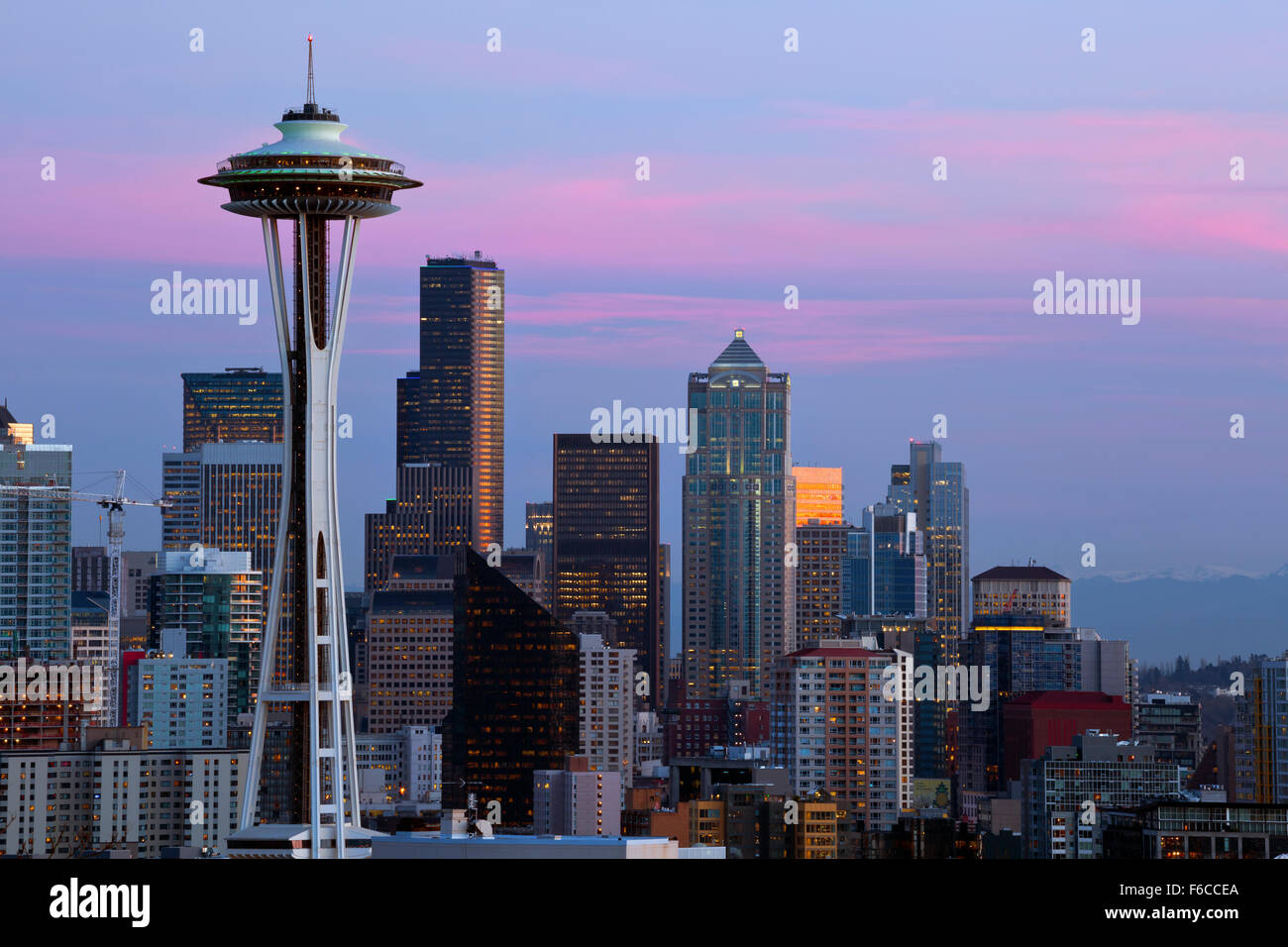 WA12042-00...WASHINGTON - am späten Nachmittag erhellt das Sonnenlicht die Space Needle und die Innenstadt von Seattle. 2015 Stockfoto