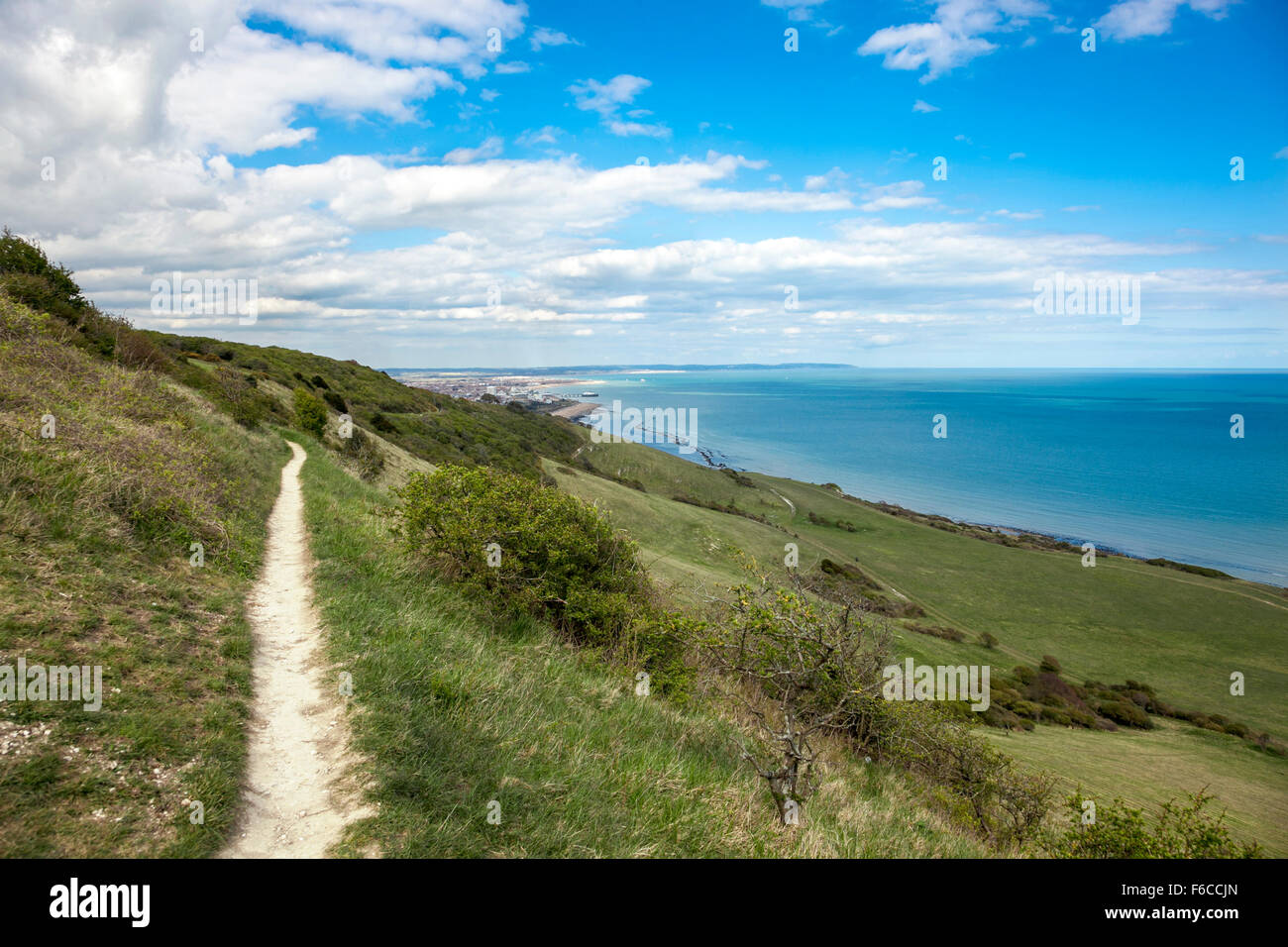 Ein Wanderweg in Beachy Head mit Eastbourne weit hinten, England Stockfoto