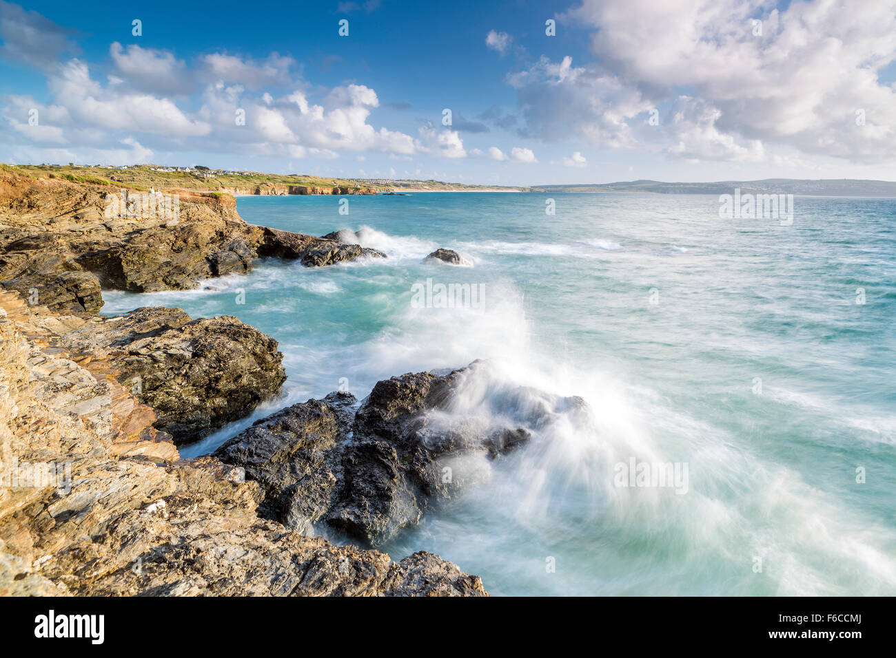 Wellen Absturz über die Felsen bei Godrevy Point, Cornwall, England, Vereinigtes Königreich, Europa. Stockfoto