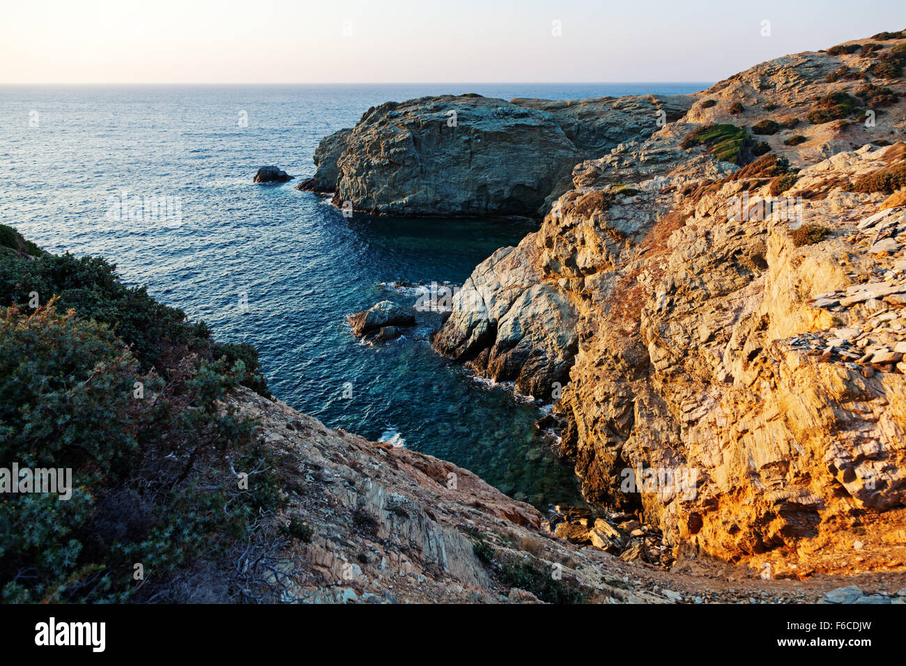 Felsige Küste in der Nähe von Agia Pelagia bei Sonnenuntergang - Insel Kreta, Griechenland Stockfoto