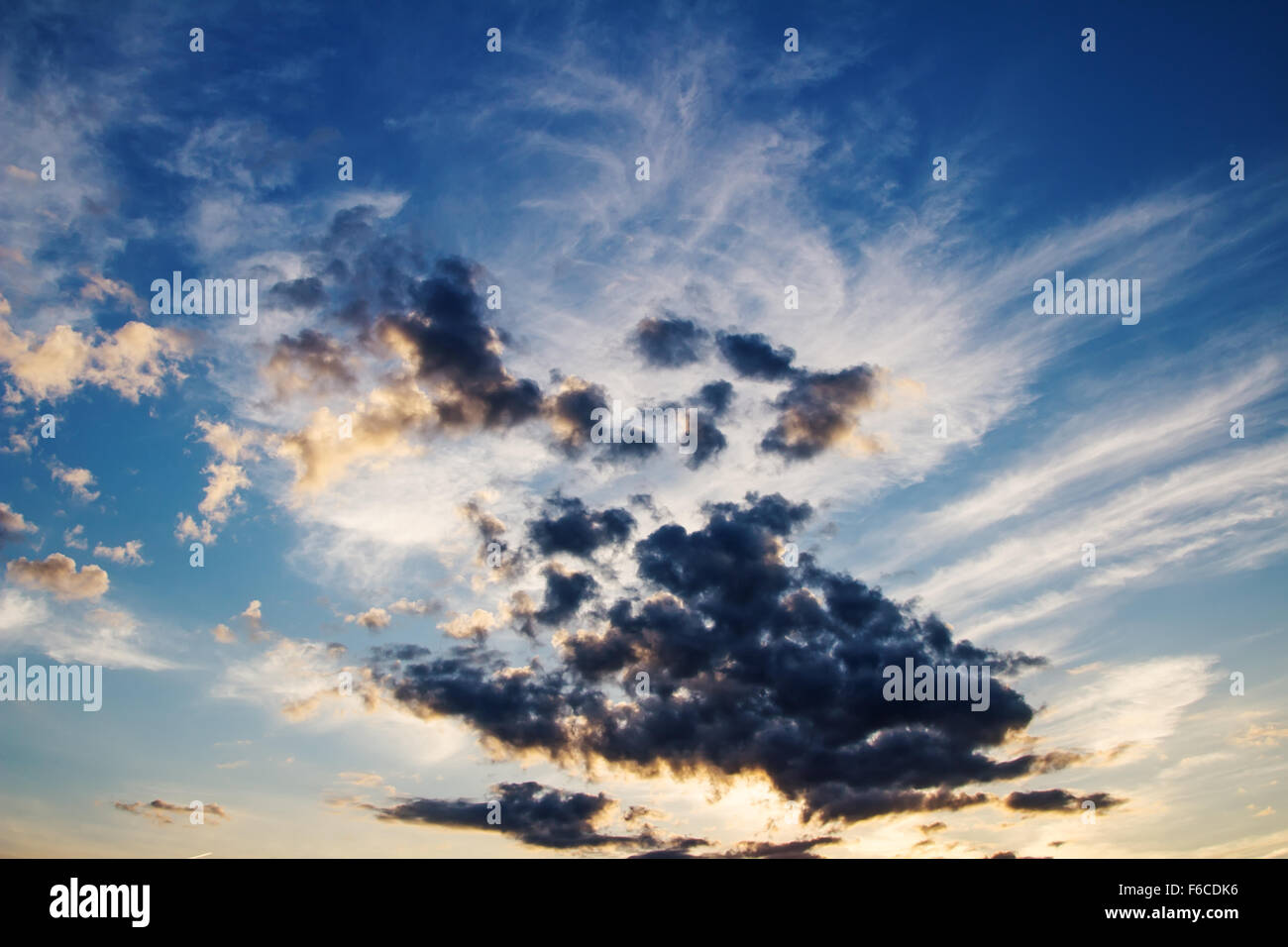 Dramatischer Himmel vor Sonnenuntergang Stockfoto