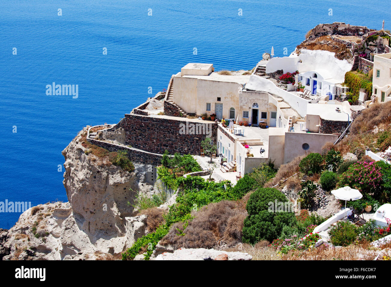Oia, Santorin, Griechenland - 6. Juni 2011: Griechische Insel Dorfleben Stockfoto