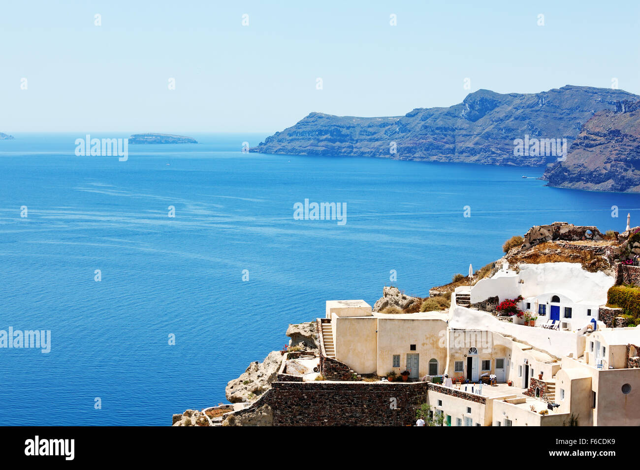 Oia, Santorin, Griechenland - 6. Juni 2011: Traditionelle Häuser und Meer anzeigen Stockfoto