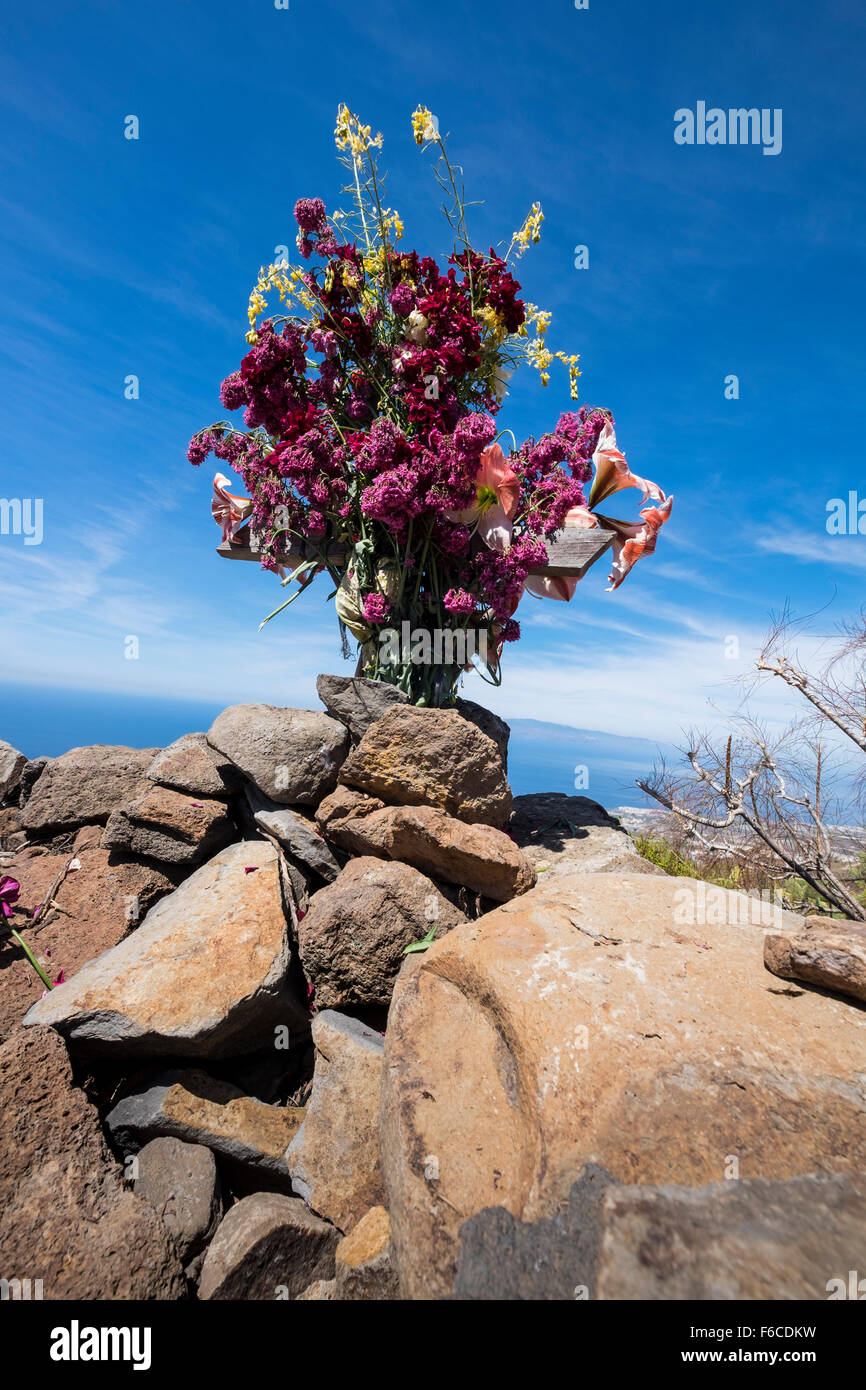 Kreuz mit Blumen dekoriert für den 3. Mai Dia De La Cruz, Teneriffa, Kanarische Inseln, Spanien, Stockfoto