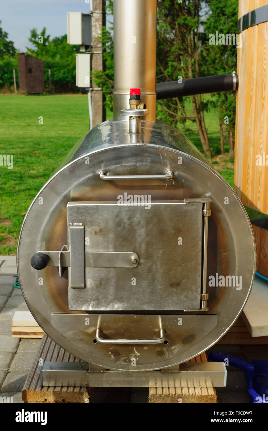 Stahl externer Ofen für die Erwärmung von Wasser in den Bädern Stockfoto