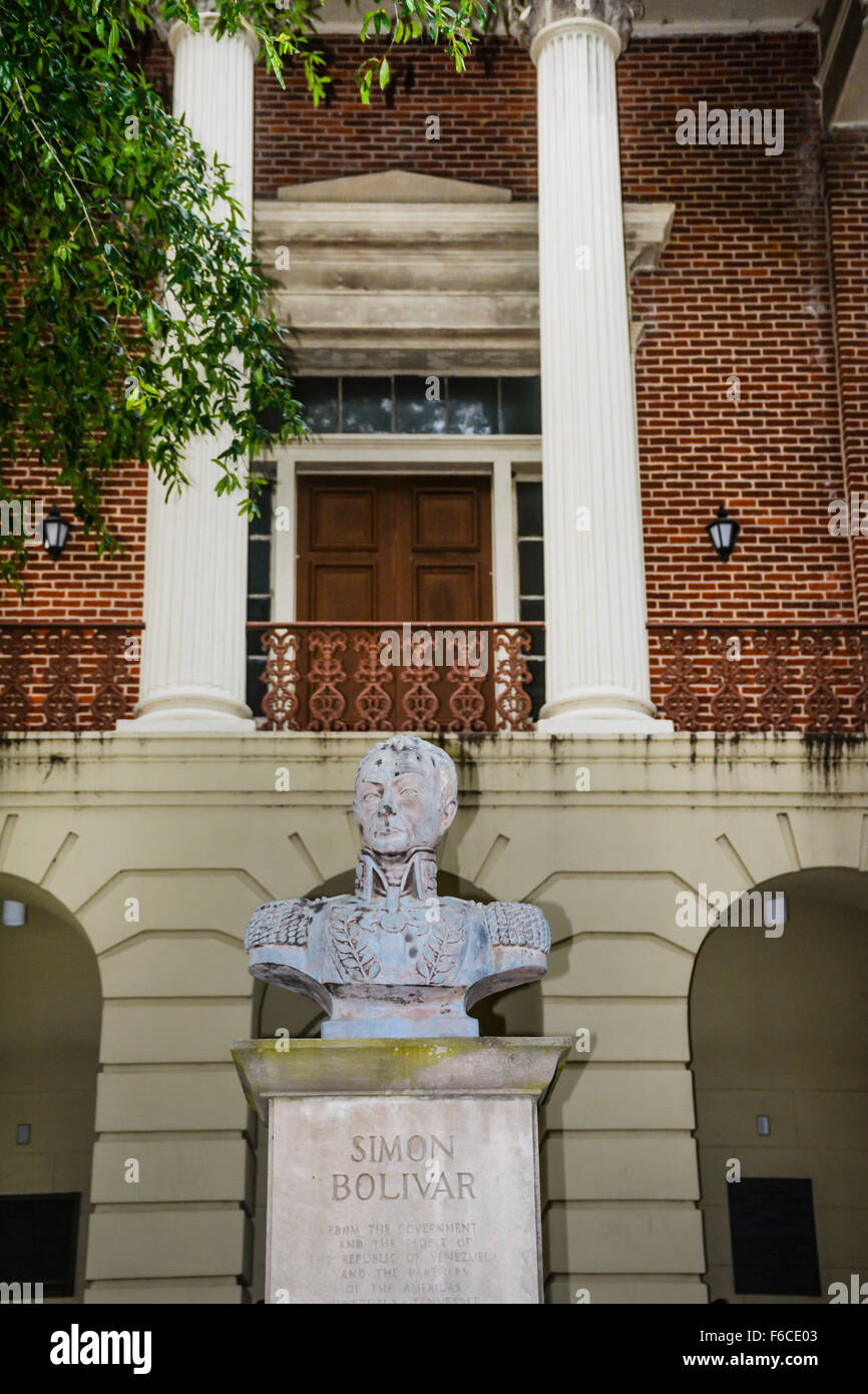 Die Marmorbüste Statut von Simon Bolivar vor dem Gerichtsgebäude in Bolivar, TN Stockfoto