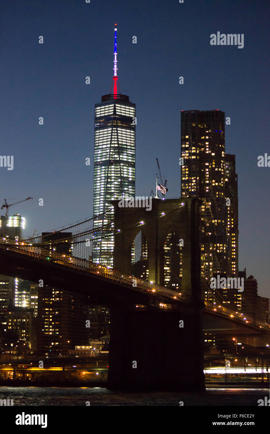 Let Freedom Ring - Blick auf New Yorks Freedom Tower in französischen Farben aus Brooklyn Bridge Park NY geschmückt-15. November 2015 Stockfoto