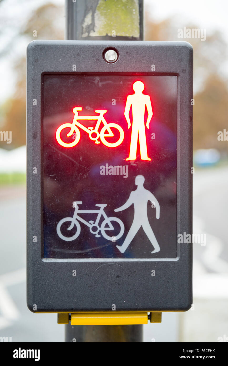 Fußgängerüberweg spazieren geh nicht Zeichen im Vereinigten Königreich mit dem Stop-Symbol zeigt rot Stockfoto