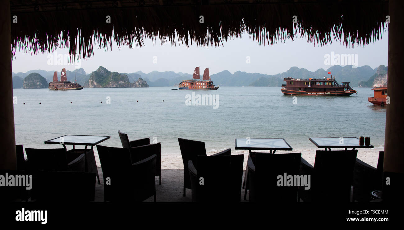 Blick auf die Halong Bucht von einem lokalen Restaurant Stockfoto