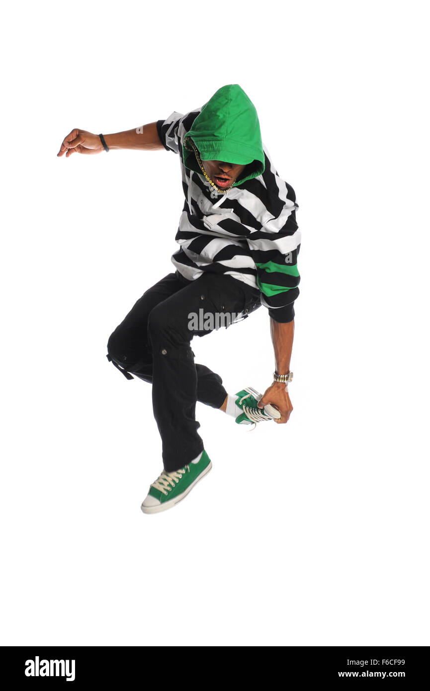 Porträt des afroamerikanischen Hip-Hop-Tänzer springen isoliert auf weißem Hintergrund Stockfoto
