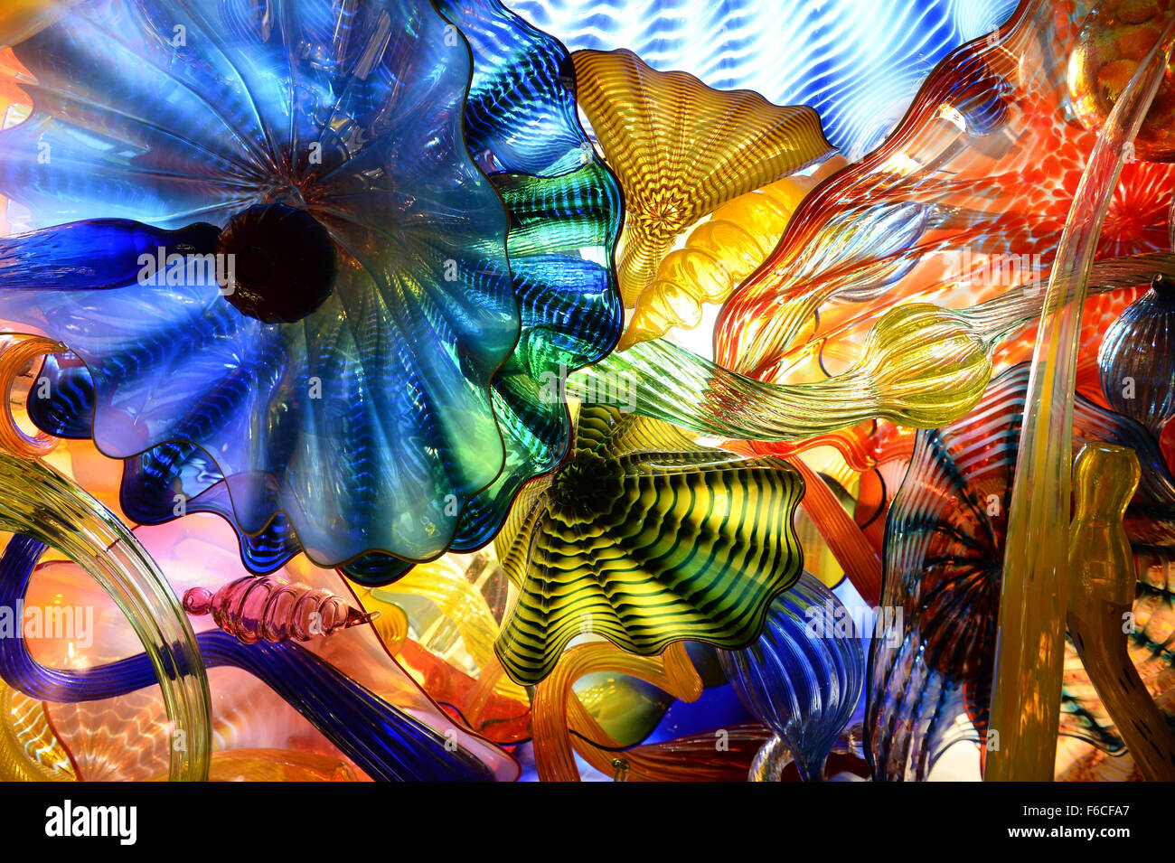 INDIANAPOLIS, IN-22 Juli: Glas Kunstwerke von Künstler Dale Chihully in der Decke der Children es Museum of Indianapolis am Jul Stockfoto