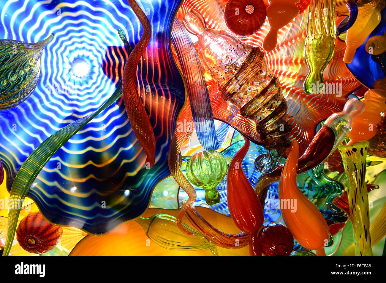 INDIANAPOLIS, IN-22 Juli: Glas Kunstwerke von Künstlern Dale Chihully in der Decke der Children es Museum of Indianapolis Stockfoto