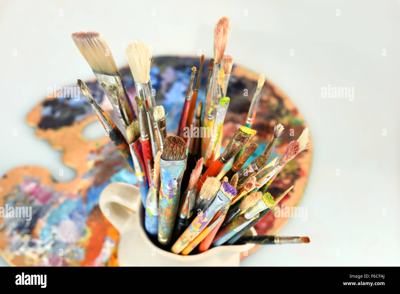 Künstler-Pinsel und Palette auf hellem Hintergrund Stockfoto