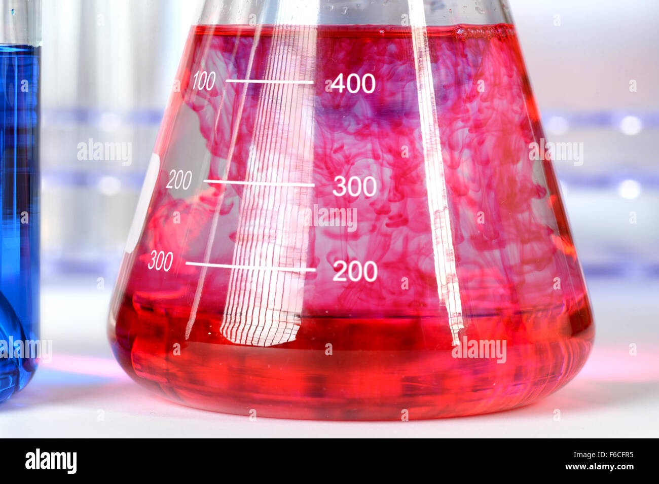 Nahaufnahme des Labor-Becher mit roten Farbstoff auflösen Stockfoto