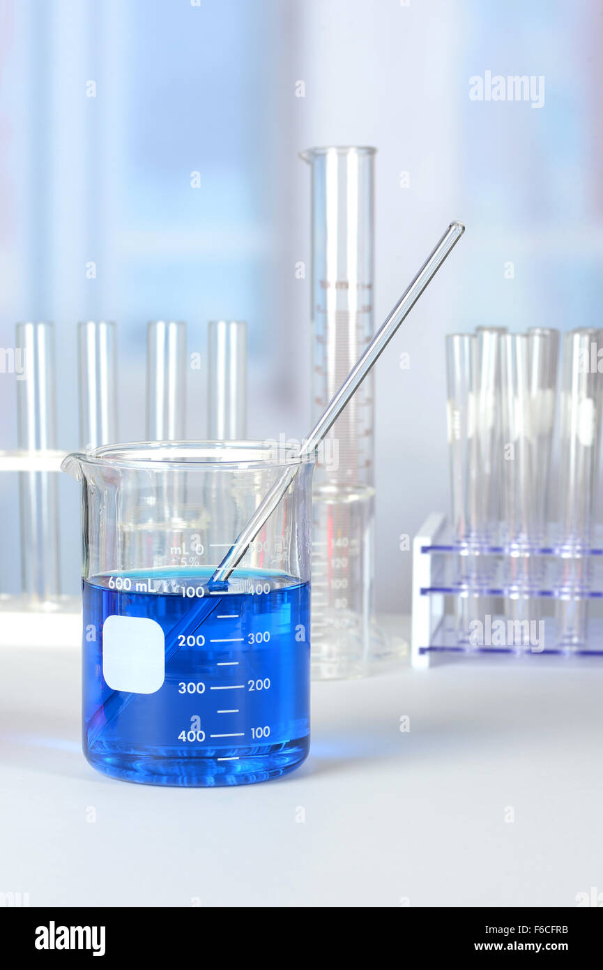 Laborglas mit Flüssigkeiten am Labortisch Stockfoto