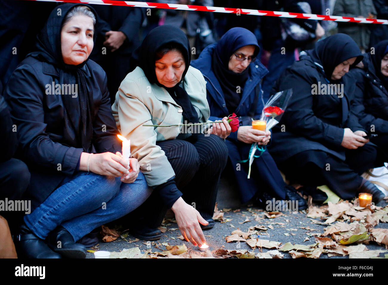 Paris, Frankreich. 16. November 2015. Trauernden gesammelt haben, legen Blumen und Licht Kerzen vor dem Bataclan-Theater in Paris, Frankreich, 16. November 2015. Mindestens 129 Menschen wurden getötet und 350 Menschen verletzt in einer Reihe von Terroranschlägen in Paris in der Nacht vom 13. November bis 14. November 2015. Foto: Malte Christen/Dpa/Alamy Live News Stockfoto