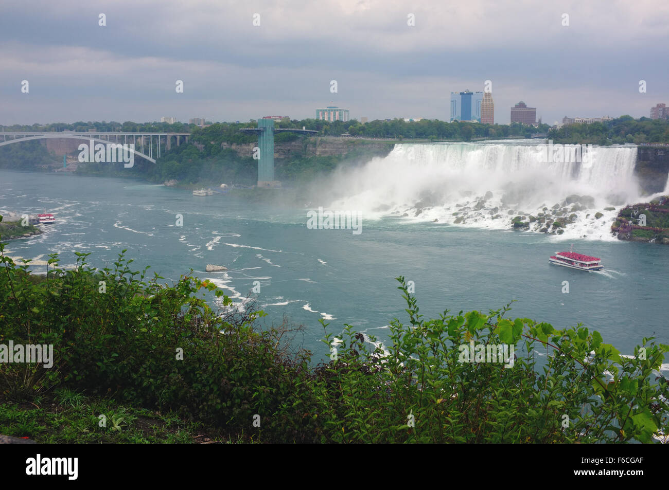 Die Rainbow Bridge und den American Falls, wie von der kanadischen Seite der Niagarafälle zu sehen. Stockfoto