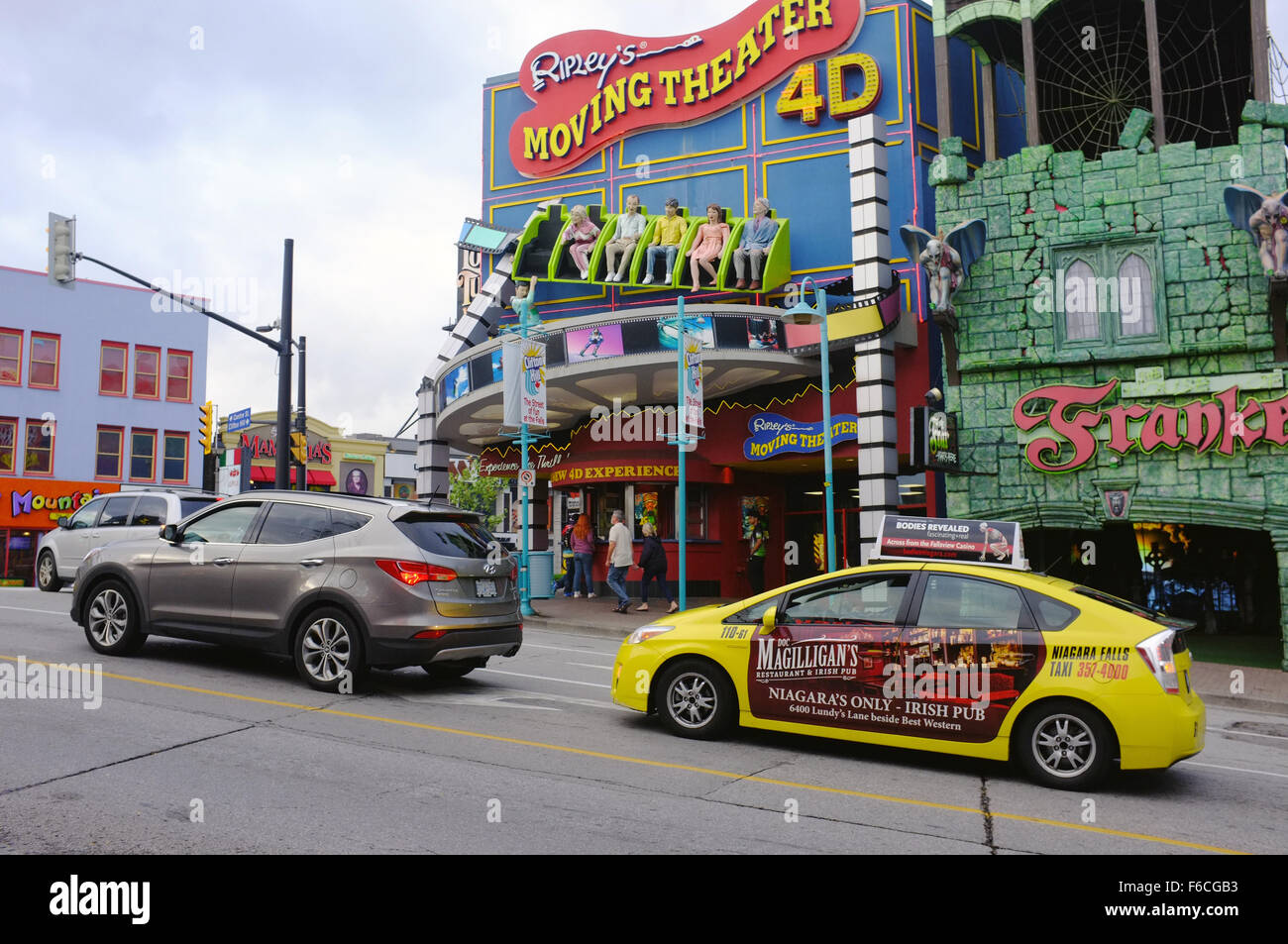 Autos warten, Vergnügungen und Geschäfte im Zentrum der kanadischen Stadt Niagara Falls in Ontario. Stockfoto