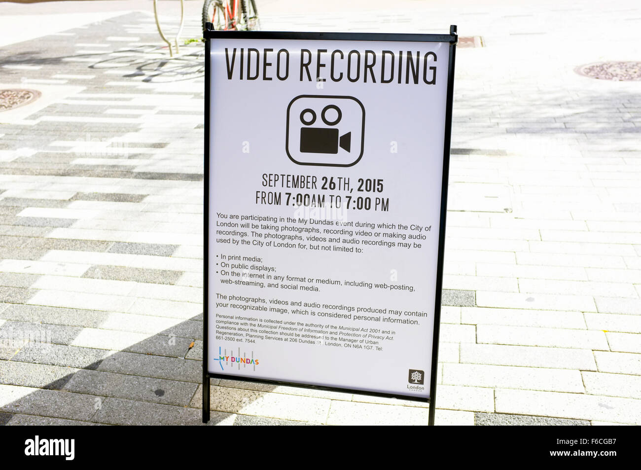 Ein Schild warnt, dass video-Aufnahme ist im Zentrum der City of London Ontario in Kanada statt. Stockfoto