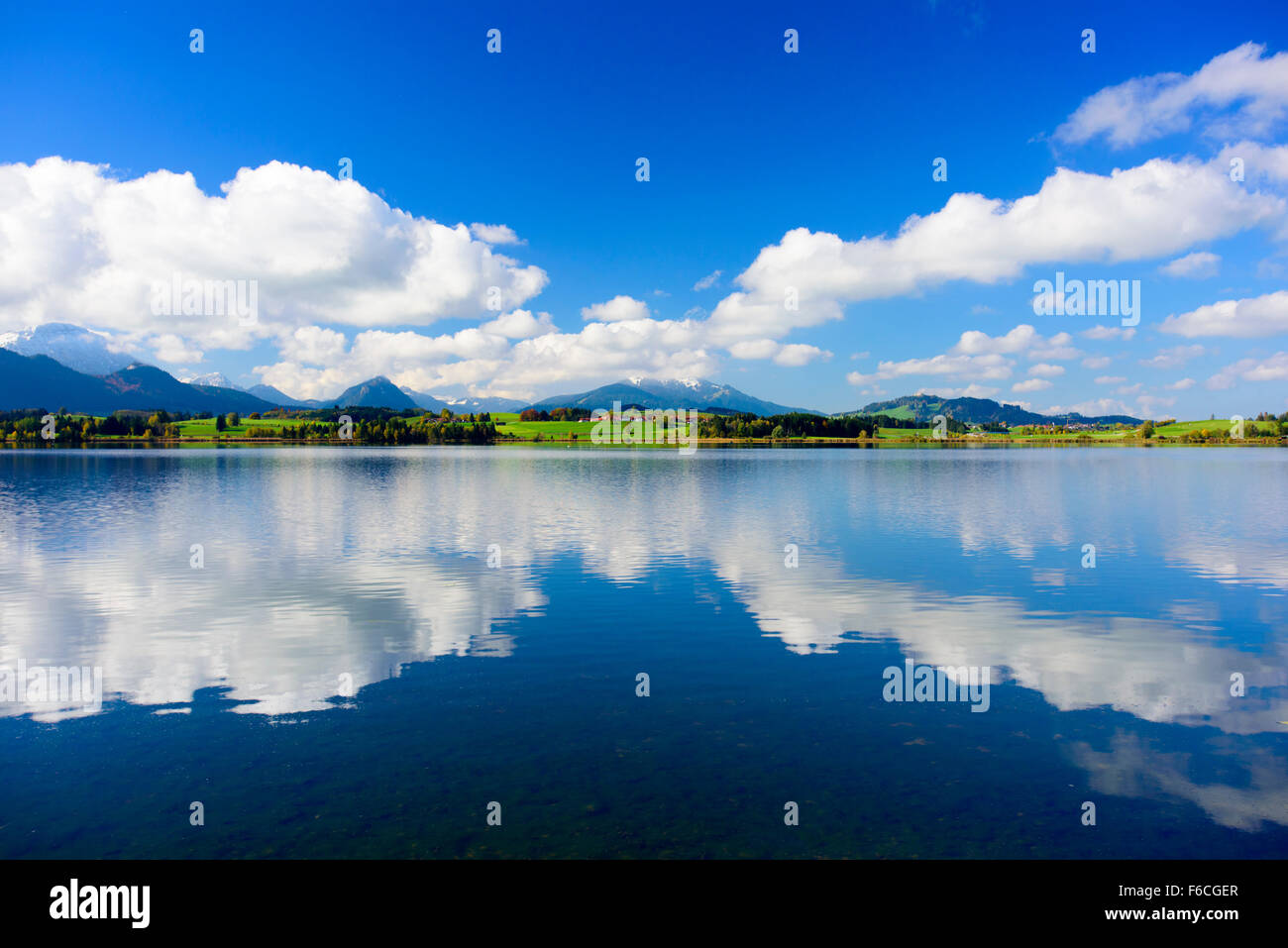 Panorama-Landschaft in Bayern mit Bergen, die Spiegelung im Wasser Stockfoto