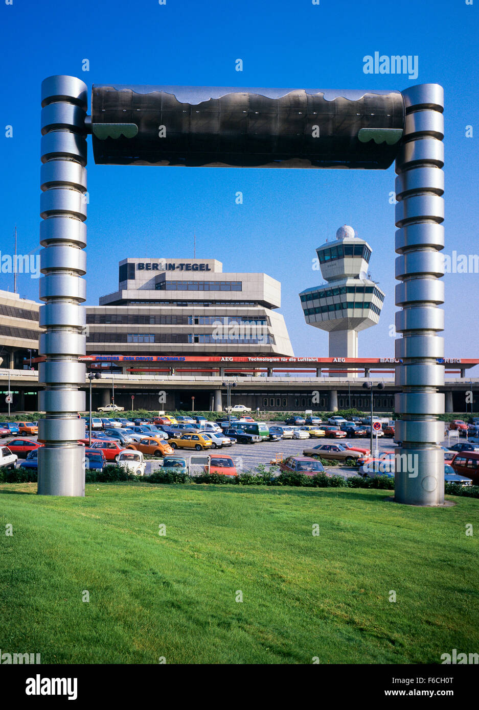 "Wolkentor" Edelstahl Bogen von Heinrich Brummack 1975, Flughafen Berlin-Tegel Otto Lilienthal, Berlin, Deutschland Stockfoto