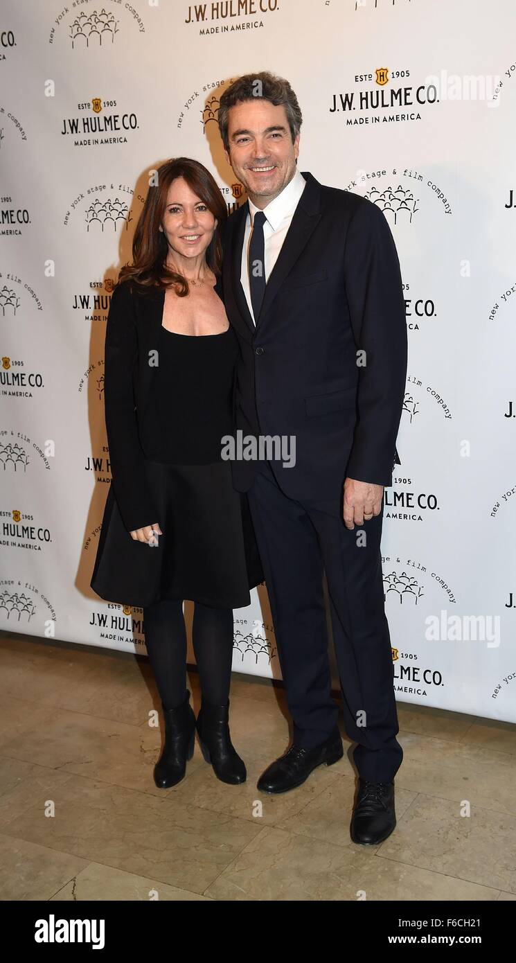 New York, NY, USA. 15. November 2015. Leslie Urdang, Jon Tenney im Ankunftsbereich für New Yorker Bühne und Film 2015 Gala, The Plaza Hotel, New York, NY 15. November 2015. © Kayla Reis/Everett Collection/Alamy Live-Nachrichten Stockfoto