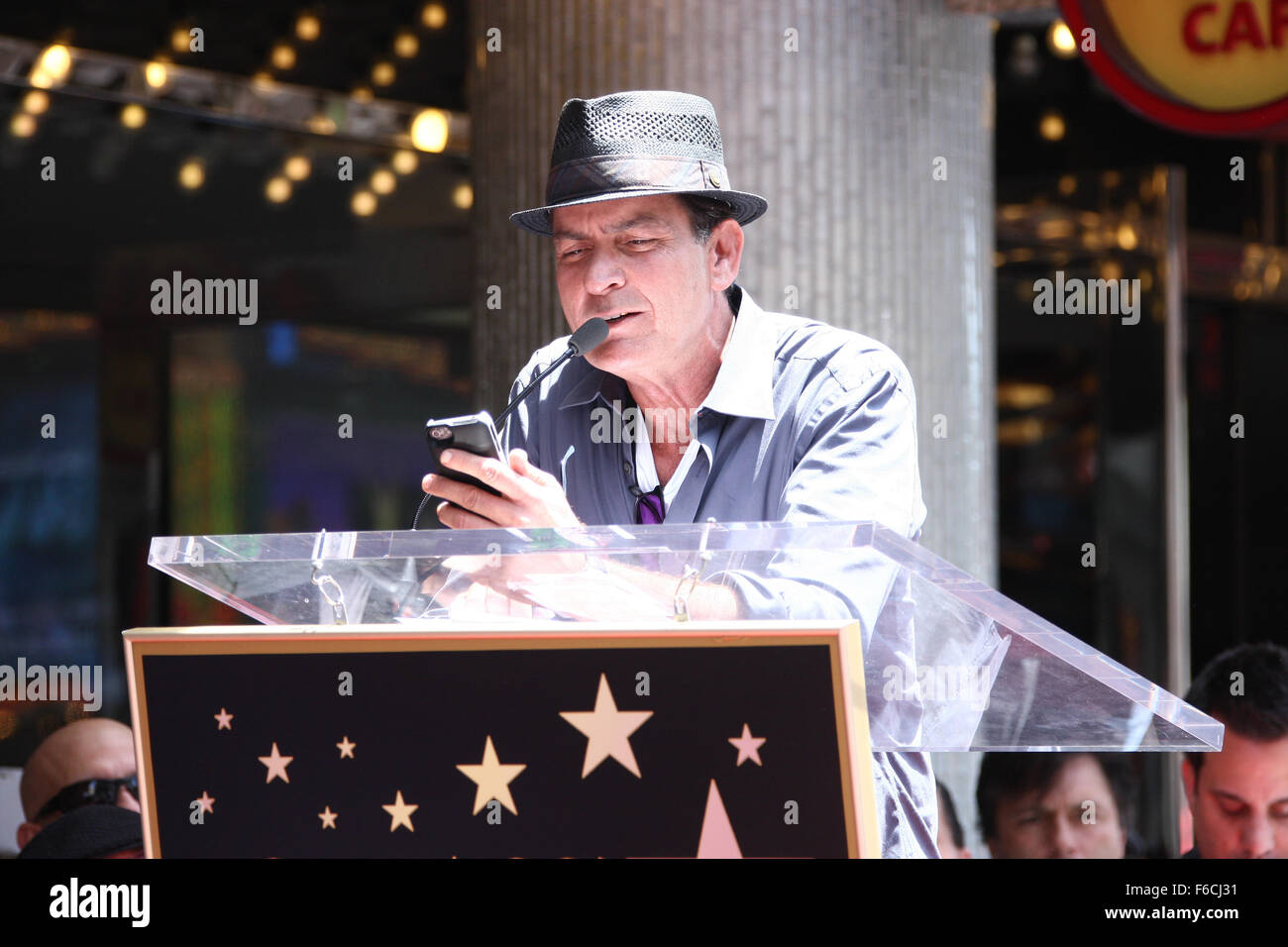 US-Schauspieler Charlie Sheen spricht bei Slash es Sterne auf dem Hollywood Walk of Fame in Hollywood, Kalifornien, USA 10. Juli 2012. US-Musiker Slash erhielt den 2,473rd Stern auf dem Hollywood Walk of Fame in der Kategorie Aufnahme. Foto: Hubert Boesl Stockfoto