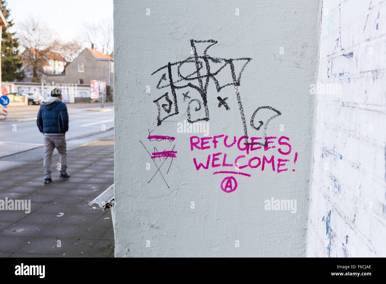 Graffiti, die sagen: "Flüchtlinge willkommen" geschrieben auf einer Wand in Bielefeld, Deutschland Stockfoto