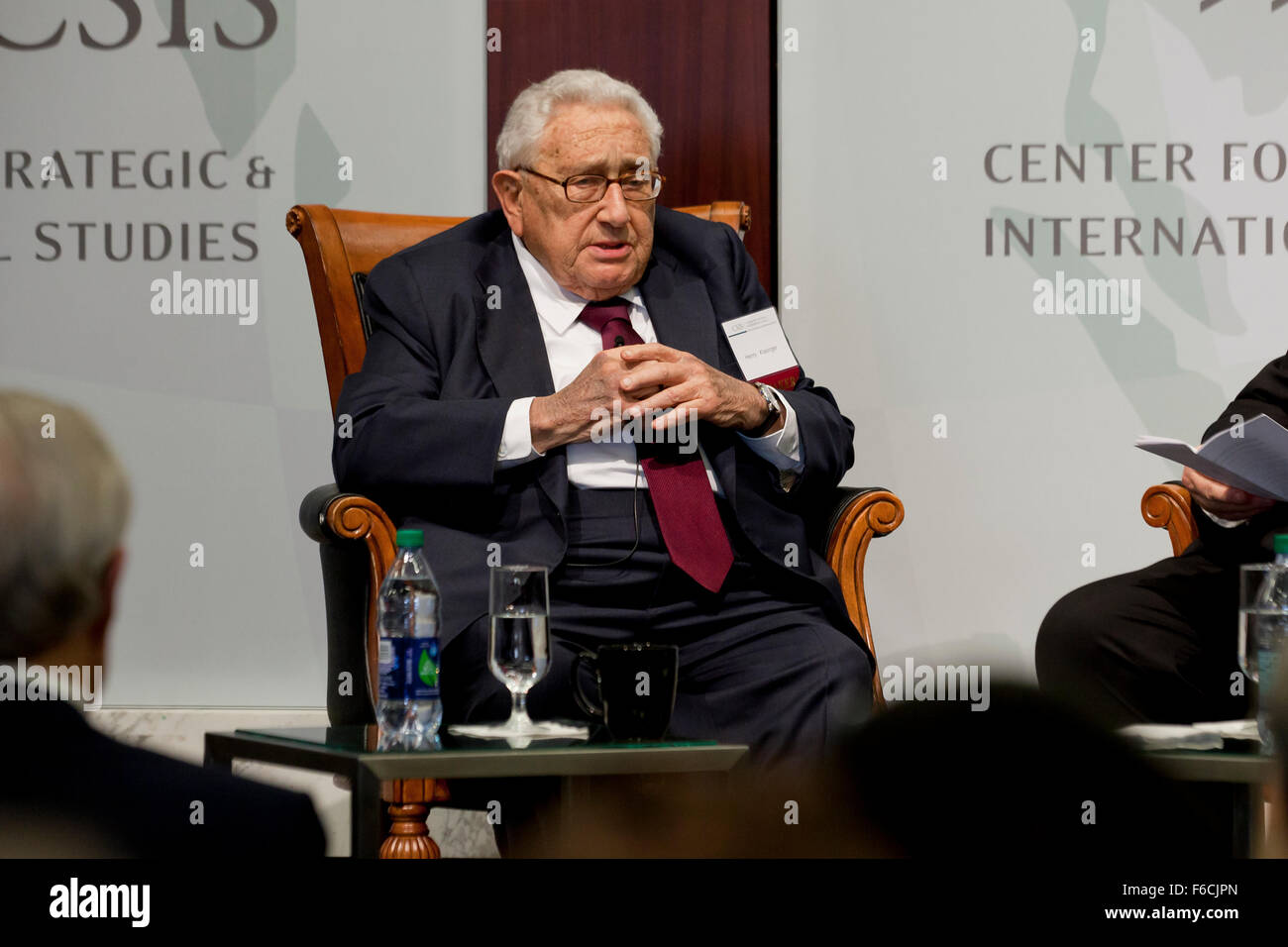 Washington DC, USA. 16. November 2015.  Henry Kissinger, ehemaliger Staatssekretär und nationaler Sicherheitsberater, spricht über Iran und dem Nahen Osten am Zentrum für strategische & International Studies (CSIS). Bildnachweis: B Christopher/Alamy Live-Nachrichten Stockfoto