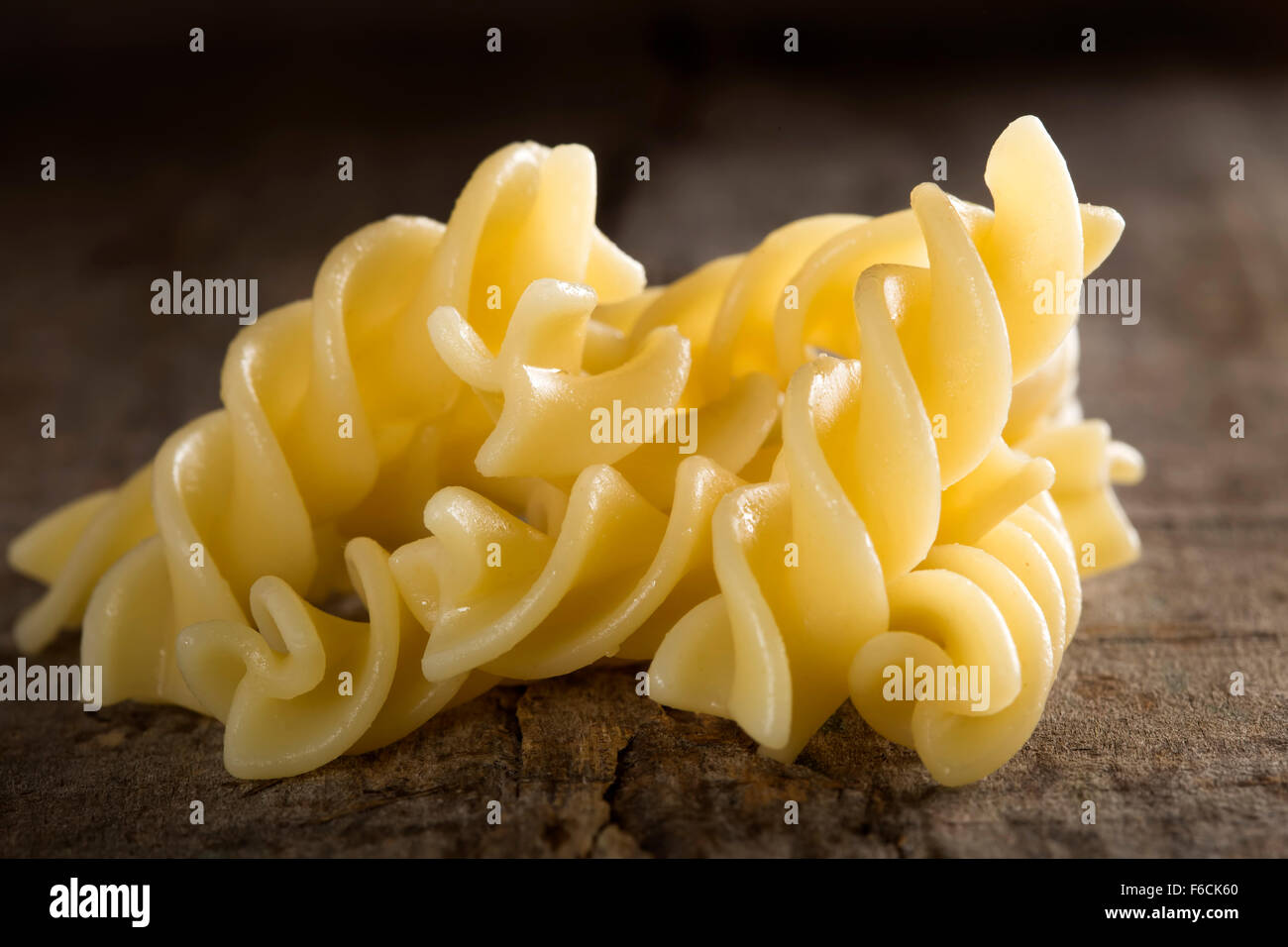 Gekochte Fusilli Nudeln über hölzerne Hintergrund Stockfoto