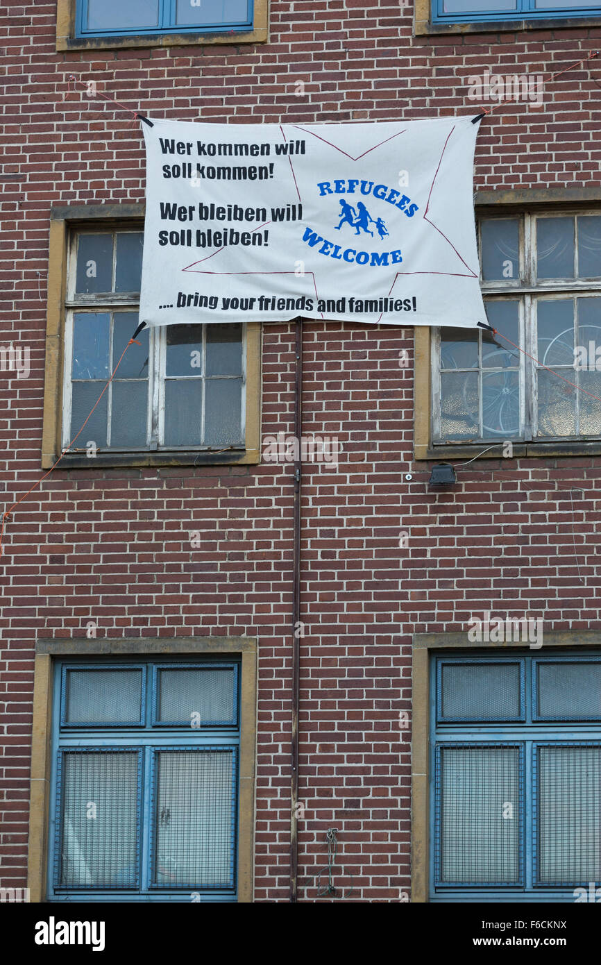 Ein Banner außerhalb eines Gebäudes, sagt: "Flüchtlinge willkommen. Wer kommen will, sollte kommen. Wer bleiben will sollte bleiben. Stockfoto