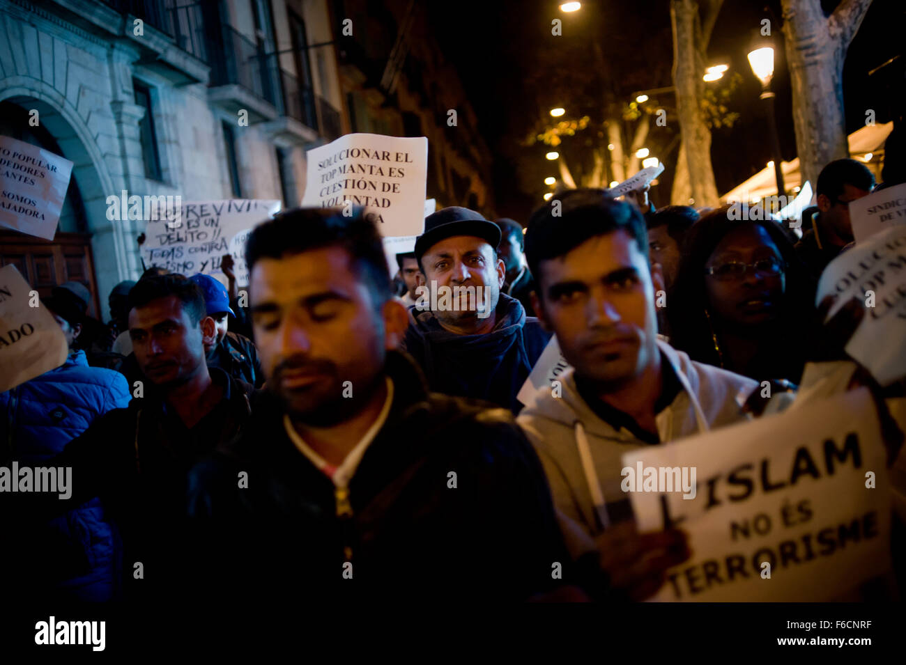 Barcelona, Spanien. 16. November 2015. Dutzende von Straßenhändlern haben marschierten durch die Straßen von Barcelona, Spanien, anspruchsvolle Lösungen zu ihren illegalen Status am 16. November 2015. Polizei Druck auf illegale Straßenhändler hat in den letzten Tagen zugenommen. Bildnachweis: Jordi Boixareu/Alamy Live-Nachrichten Stockfoto