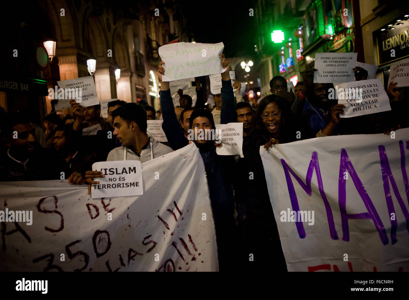Barcelona, Spanien. 16. November 2015. Dutzende von Straßenhändlern haben marschierten durch die Straßen von Barcelona, Spanien, anspruchsvolle Lösungen zu ihren illegalen Status am 16. November 2015. Polizei Druck auf illegale Straßenhändler hat in den letzten Tagen zugenommen. Bildnachweis: Jordi Boixareu/Alamy Live-Nachrichten Stockfoto