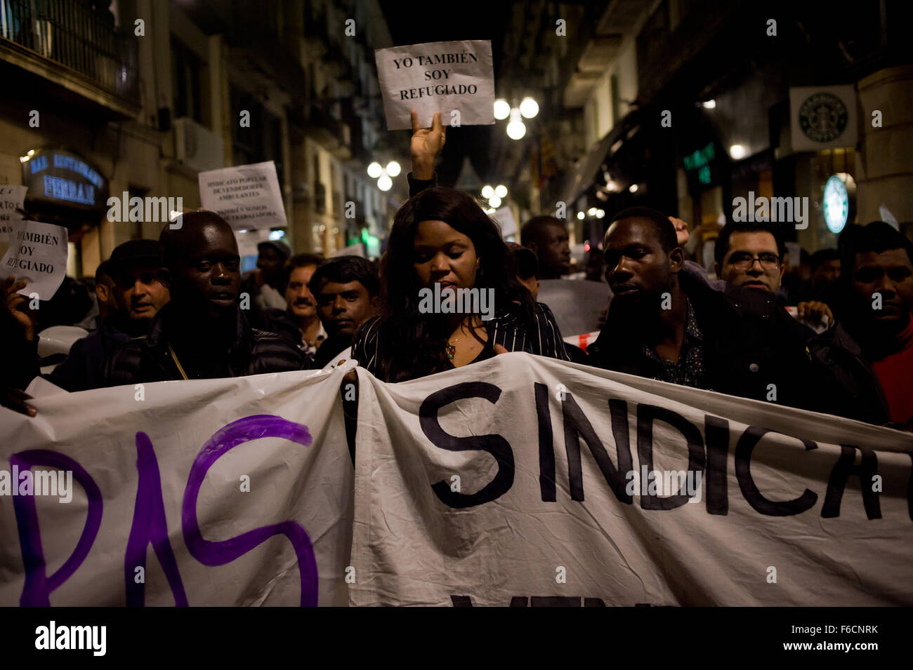 Barcelona, Spanien. 16. November 2015. Dutzende von Straßenhändlern haben marschierten durch die Straßen von Barcelona, Spanien, anspruchsvolle Lösungen zu ihren illegalen Status am 16. November 2015. Polizei Druck auf illegale Straßenhändler hat in den letzten Tagen zugenommen. Bildnachweis: Jordi Boixareu/Alamy Live-Nachrichten Stockfoto